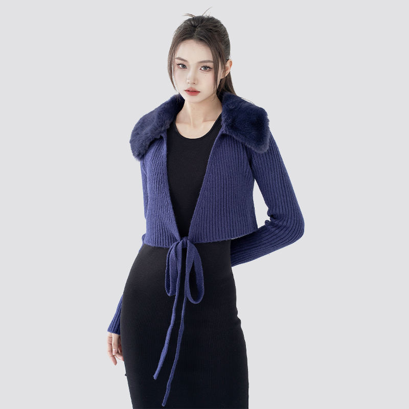 Как подобрать кардиган на шнуровке с меховыми лацканами к зимнему образу